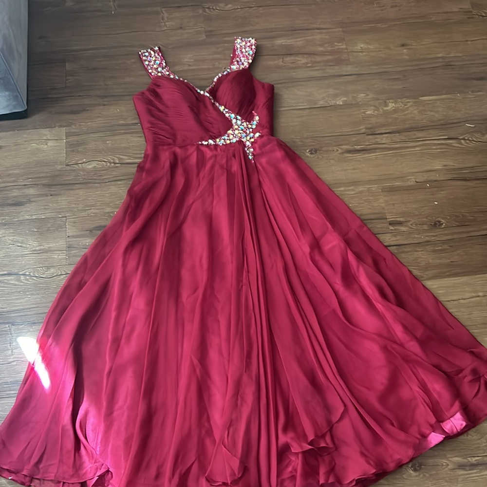 Elegant Red Sleeveless Dress - Picture 11 of 13